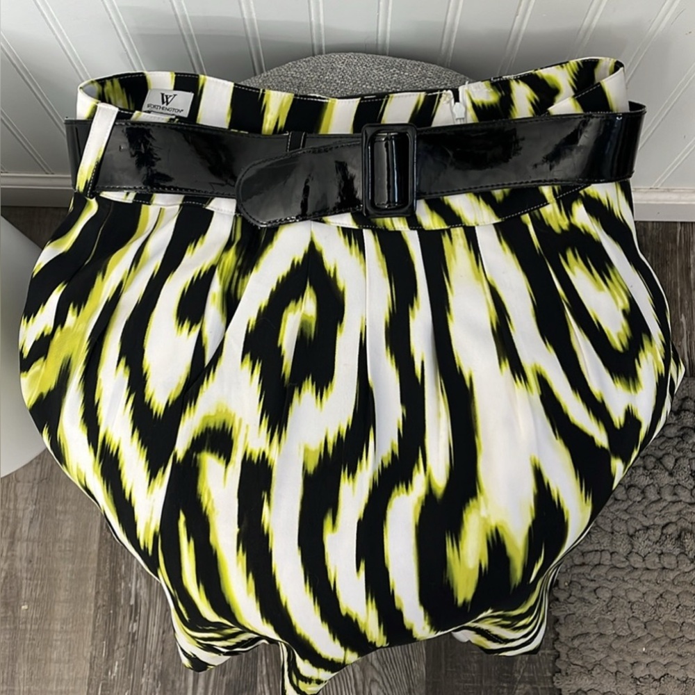 Worthington. Beautiful black and yellow skirt. Size 10.